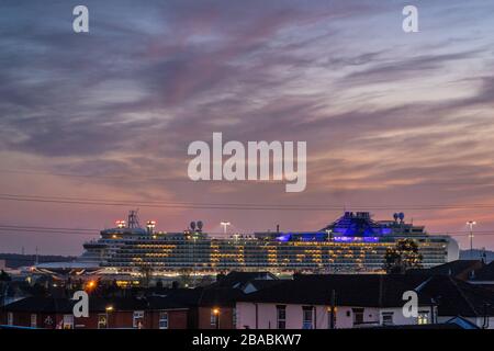 Southampton, Royaume-Uni. 26 mars 2020. Le bateau de croisière P&O Ventura est amarré au terminal de croisière Mayflower Berth 106 à Southampton Docks illuminé au coucher du soleil le soir. P&O ont suspendu toutes les croisières en raison de la crise de Coronavirus en cours Banque D'Images