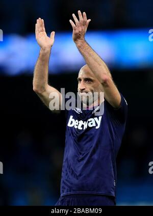 Pablo Zabaleta de West Ham United reconnaît les fans après le coup d'alerte final Banque D'Images