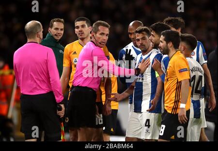 L'arbitre Tobias Stieler tente de calmer les joueurs de Wolverhampton Wanders et d'Espanyol après une altercation entre les joueurs Wolverhampton Wanderers Ruben Neves et Ander Iturraspe d'Espanyol Banque D'Images