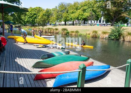 Couple kayak sur la rivière Avon à Antigua Boat Shekes, Cambridge Terrace, Christchurch, Canterbury Region, Nouvelle-Zélande Banque D'Images