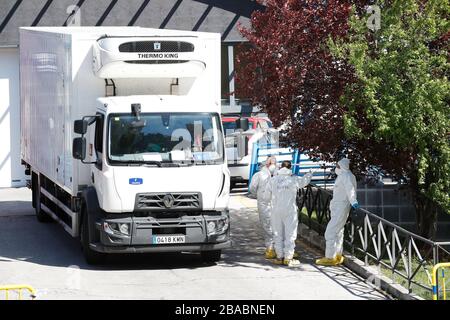 Madrid, Espagne. 26 mars 2020. Un personnel de véhicules congelés se reposant à l'extérieur de la morgue temporaire Palacio de Hielo en raison de la déclaration d'urgence en raison de l'éclosion du virus Corona (COVID-19) à Madrid, en Espagne, le 26 MARS 2020. Crédit: Mutsu Kawamori/AFLO/Alay Live News Banque D'Images