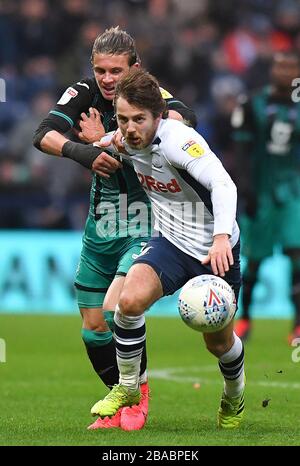 Conor Gallagher de Swansea City lutte avec Ben Pearson de Preston North End Banque D'Images