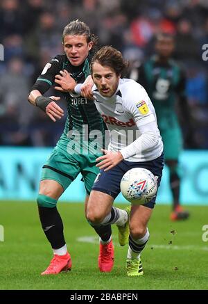 Conor Gallagher de Swansea City lutte avec Ben Pearson de Preston North End Banque D'Images