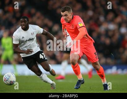 L'Aboubakar Kamara de Fulham (à gauche) et la bataille de Harry Toffolo de la ville de Huddersfield pour le ballon Banque D'Images