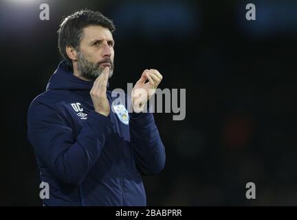 DhuDERSFIELD la directrice de la ville Danny Cowley applaudit les supporters qui voyagent après le match Banque D'Images