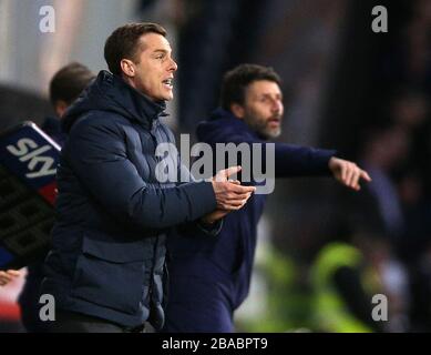 Scott Parker (à gauche), entraîneur-chef de Fulham, et DhuDERSFIELD Town, Danny Cowley, Manager, sur le touchline Banque D'Images