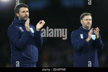 DhuDERSFIELD le directeur de la ville Danny Cowley (à gauche) et l'assistant Nicky Cowley applaudissent les supporters qui voyagent après le match Banque D'Images