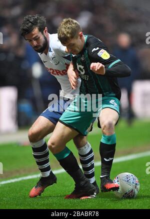 Joe Rafferty (à gauche) de Preston North End et Jay Fulton de Swansea City pour la balle Banque D'Images