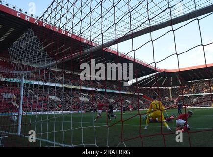 Charlton Athletic's Lyle Taylor (à droite) s'en va pour célébrer après avoir marqué leur premier but Banque D'Images