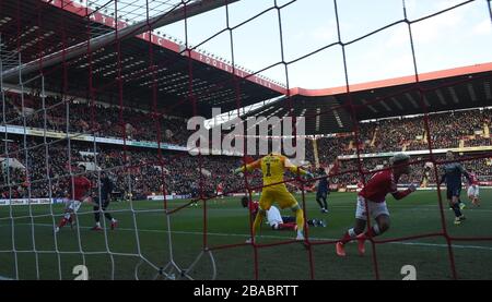 Charlton Athletic's Lyle Taylor (à droite) s'en va pour célébrer après avoir marqué leur premier but Banque D'Images