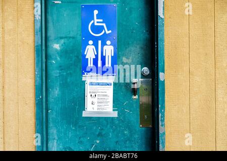 Surrey, Canada - 25 mars 2020 : toilettes extérieures au parc régional de Tynehead, dans le métro de Vancouver, avec des renseignements sur la santé du virus Corona affichés à la porte Banque D'Images