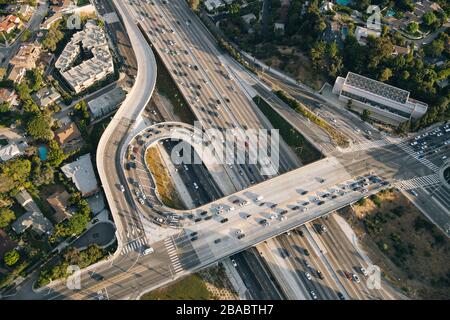 Trafic sur le dépassement de la ville, Los Angeles, Californie, États-Unis Banque D'Images