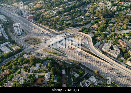 Vue aérienne des boucles sur l'autoroute à Los Angeles, Californie, États-Unis Banque D'Images