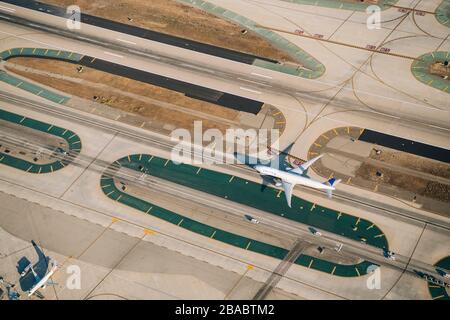 Vue aérienne de l'atterrissage de l'avion à l'aéroport de LAX, Los Angeles, Californie, États-Unis Banque D'Images