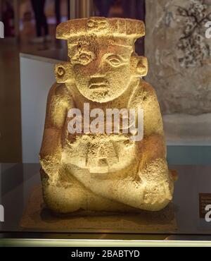 Sculpture en pierre maya d'une figure assise, trouvée à Ek Balam, de la fin de la période classique. Museo Maya, Merida, Yucatan, Mexique. Banque D'Images