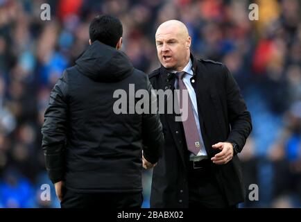 Mikel Arteta, responsable d'Arsenal, et Sean Dyche, responsable de Burnley, se sont mis à la main après le match de la Premier League à Turf Moor, Burnley. Banque D'Images