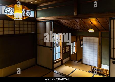 Intérieur d'une maison japonaise typique à Takayama, une ville célèbre pour sa vieille ville magnifiquement préservée, Japon Banque D'Images