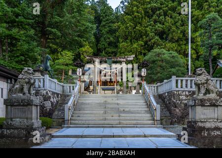 Étapes menant au sanctuaire Sakurayama Hachimangu le plus ancien sanctuaire Shinto de Takayama, Japon Banque D'Images