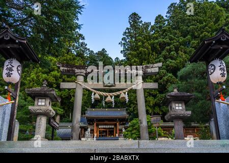 Entrée de la porte torii au sanctuaire Sakurayama Hachimangu le plus ancien sanctuaire Shinto de Takayama, Japon Banque D'Images