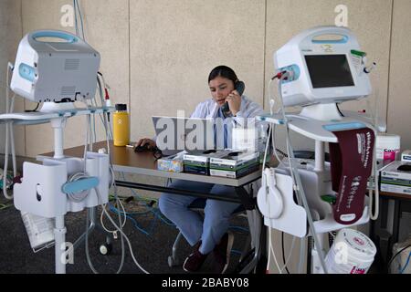 Le personnel médical se prépare pour les cas de COVID-19, coronavirus à la clinique de santé de la Branche de la baie Kaneohe sur la base du corps marin Hawaï le 23 mars 2020 à Honolulu, Hawaï. Banque D'Images