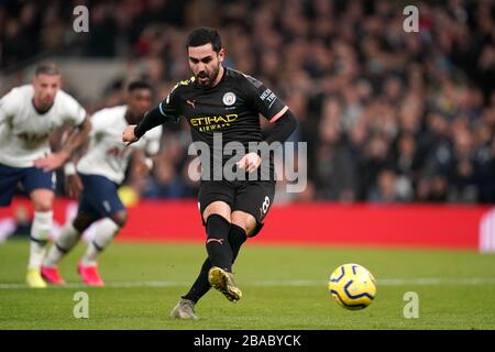 Ilkay Gundogan de Manchester City a sa pénalité sauvée par le gardien de but de Tottenham Hotspur Hugo Lloris (non représenté) lors du match de la Premier League au stade Tottenham Hotspur, à Londres. Banque D'Images