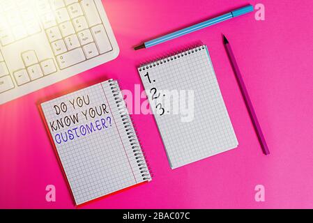 Notez par écrit que vous connaissez votre question client. Concept d'affaires pour le service identifier les clients avec des équipements d'écriture d'informations et de calcul Banque D'Images