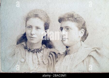 Archive Portrait édouardien ou victorien tardif de deux femmes, peut-être sœurs. CDV 1900-1910. Banque D'Images