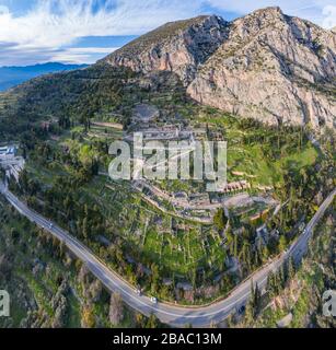 Vue aérienne du théâtre antique et du temple Apollo à Delphi, Grèce au lever du soleil, célèbre site archéologique en Grèce, brouillard matinal sur les montagnes Banque D'Images