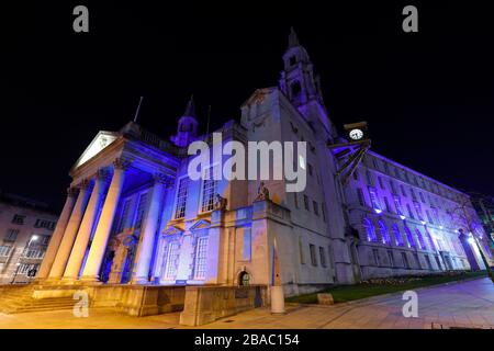 Le Leeds Civic Hall s'est éclairé en bleu pour exprimer sa reconnaissance pour les services d'urgence. Banque D'Images