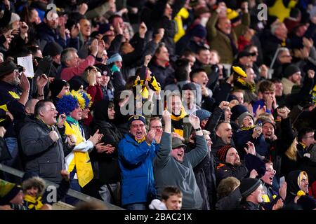 Les fans d'Oxford United célèbrent leur deuxième but du jeu Banque D'Images