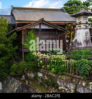 Une maison en bois typique à Takayama, une ville japonaise au coeur des Alpes du Japon avec une vieille ville magnifiquement préservée Banque D'Images