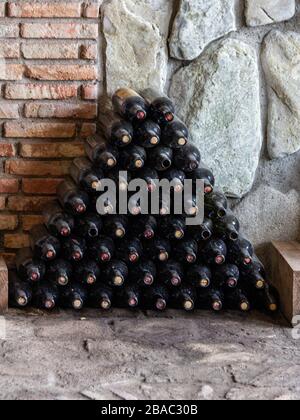 6 juillet 2019 - Sekhnika Winery, Kakheti, Géorgie - bouteilles de vin empilées dans la cave à vin Banque D'Images