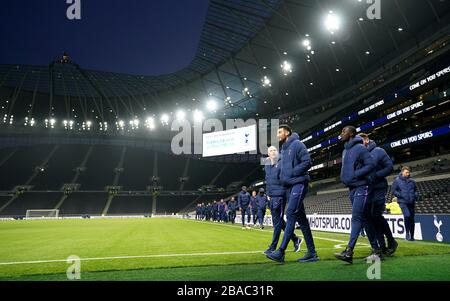 Tottenham Hotspur gardien de but Paulo Gazzaniga (deuxième à gauche) inspecte le terrain Banque D'Images