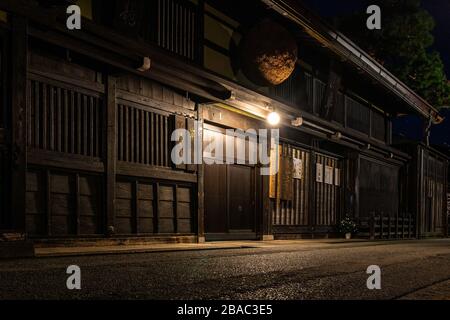 Vue nocturne de la rue Sannomachi à Takayama, avec de vieux bâtiments en bois et des maisons datant de la période Edo, Japon Banque D'Images