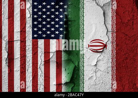 Drapeau des États-Unis et de l'Iran sur fond de mur de béton fissuré. Concept de conflit entre l'Amérique de guerre et l'Iran Banque D'Images