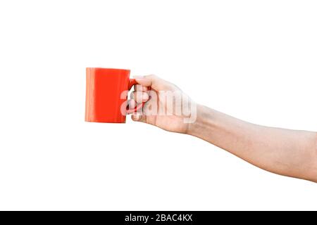 main tenant la tasse rouge isolée sur fond blanc avec le chemin de découpe. Banque D'Images