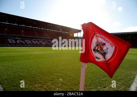 Une vue générale du terrain de football d'Oakwell avant le match Banque D'Images