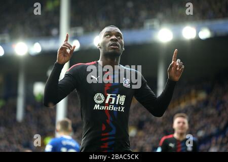 Christian Benteke du Crystal Palace célèbre avoir marqué le premier but du jeu de son côté Banque D'Images