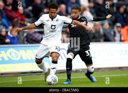 Wayne Routledge de Swansea City (à gauche) et la bataille de Jayden Bogle du comté de Derby pour le ballon Banque D'Images