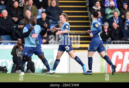 Adebayo Akinfenwa (à gauche) de Wycombe Wanderers célèbre son premier but du jeu Banque D'Images