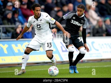 Wayne Routledge de Swansea City (à gauche) et la bataille de Jayden Bogle du comté de Derby pour le ballon Banque D'Images