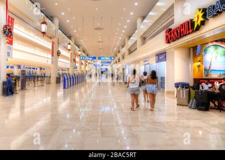 Cancun, Mexique - 28 décembre 2019: Passagers à la salle de départ de l'aéroport international de Cancun à Quintana Roo, sur la côte des Caraïbes du Mexique y Banque D'Images