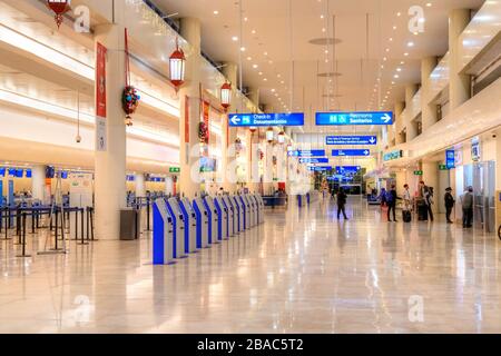 Cancun, Mexique - 28 décembre 2019 : passagers prêts à s'enregistrer dans la salle de départ de l'aéroport international de Cancun à Quintana Roo, dans les Caraïbes c Banque D'Images