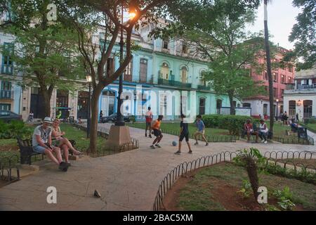 Garçons jouant au football dans le parc, Habana Vieja, la Havane, Cuba Banque D'Images