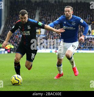 Gylfi Sigurdsson d'Everton et James McArthur, du Palais Crystal, se battent pour le ballon Banque D'Images