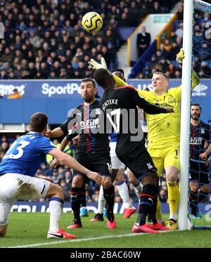 Le Jordan Pickford d'Everton (à droite) atteint le ballon au-dessus de Christian Benteke de Crystal Palace Banque D'Images