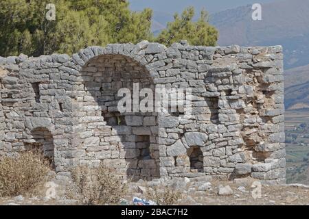 Vestiges historiques non explorés d'une église en pierre à Saranda, Albanie Banque D'Images