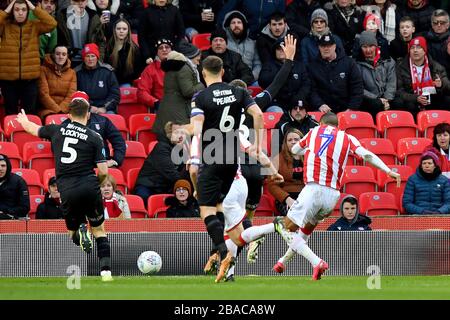 Tom Ince de Stoke City obtient le deuxième but du jeu de son côté Banque D'Images
