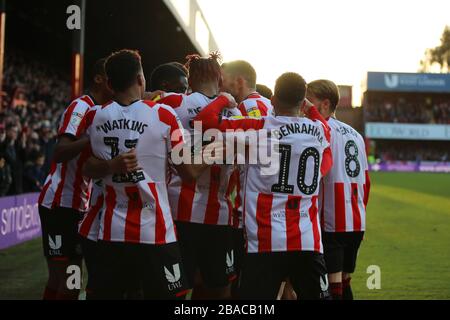 Les joueurs de Brentford célèbrent après que Bryan Mbeumo (obsédé) a marqué le deuxième but de son côté Banque D'Images