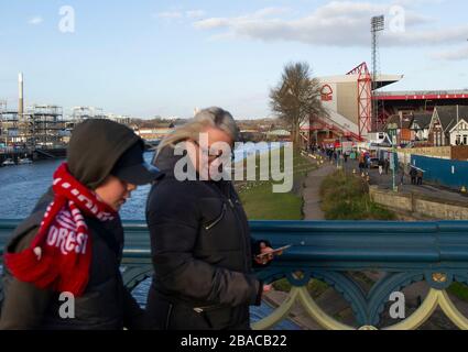 Vue générale sur les fans de Nottingham Forest avec le terrain de la ville visible pendant qu'ils font leur chemin au match sur le pont Trent Banque D'Images